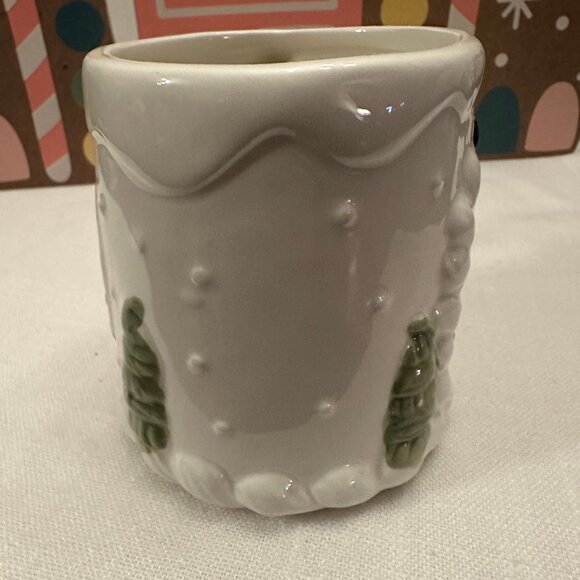Peppermint & Pine Green Door House Wreath Bow Frosting Trimmed Mug NWT 2025 - Picture 4 of 5